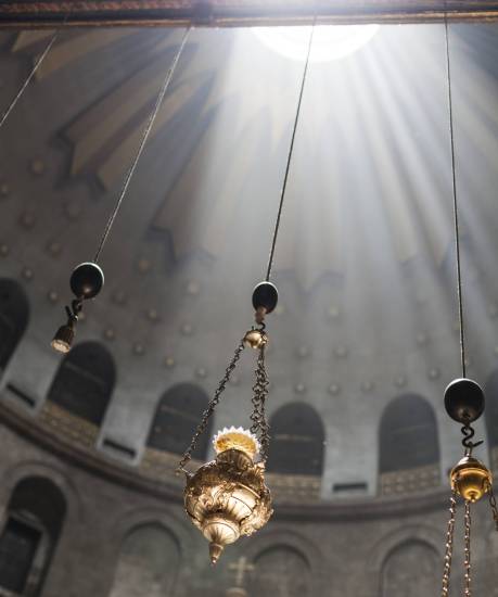 The cieling of the churf of holy sepulcher ith sun rays
